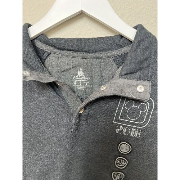 Disney World 2018 Snap Pullover Gray All Park Badges Henley‎ Sweater - Picture 2 of 10